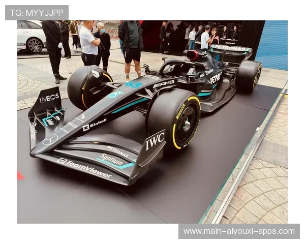 F1现场大风吹走广告牌，差点砸到赛车